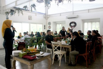 Acara First Anniversary Hayyana di Madam Tan Workbar